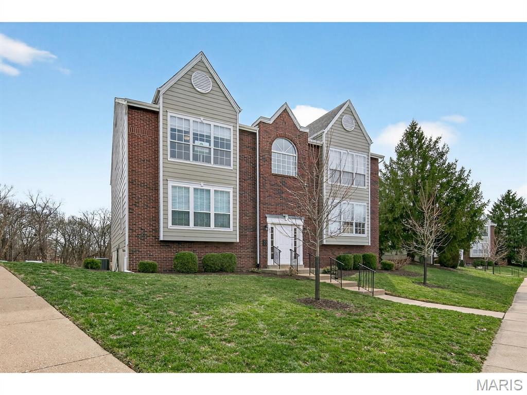 1327 Holgate Drive, Unit C Ballwin, MO 63021 - Photo 3 of 32