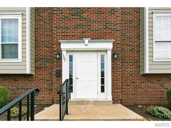 $169,900 | 1327 Holgate Drive, Unit C, Ballwin, MO 63021
