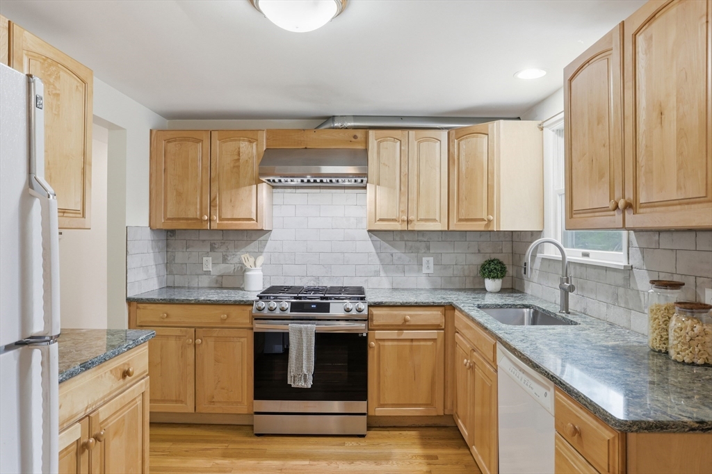6 Hillcrest Road Bedford, MA 01730 - Photo 4 of 33