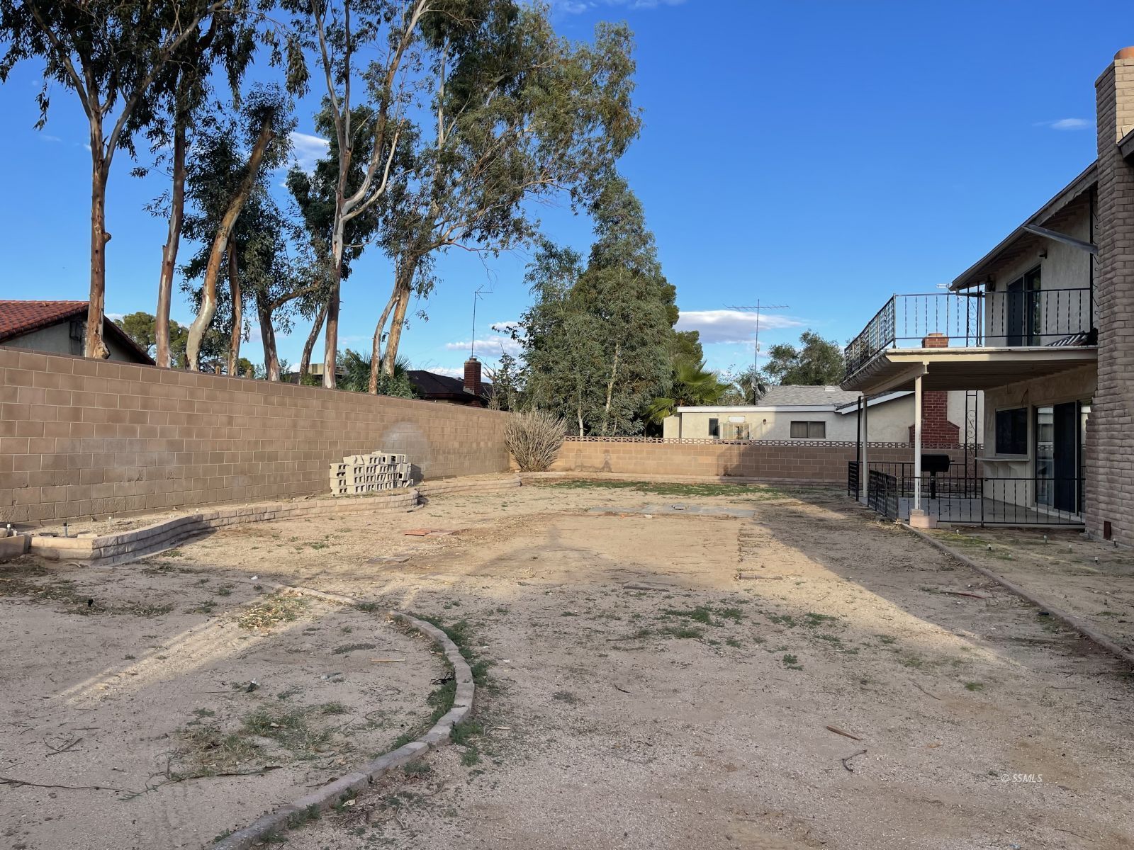 636 Mamie Street Ridgecrest, CA 93555 - Photo 38 of 39 a view of back yard of the house