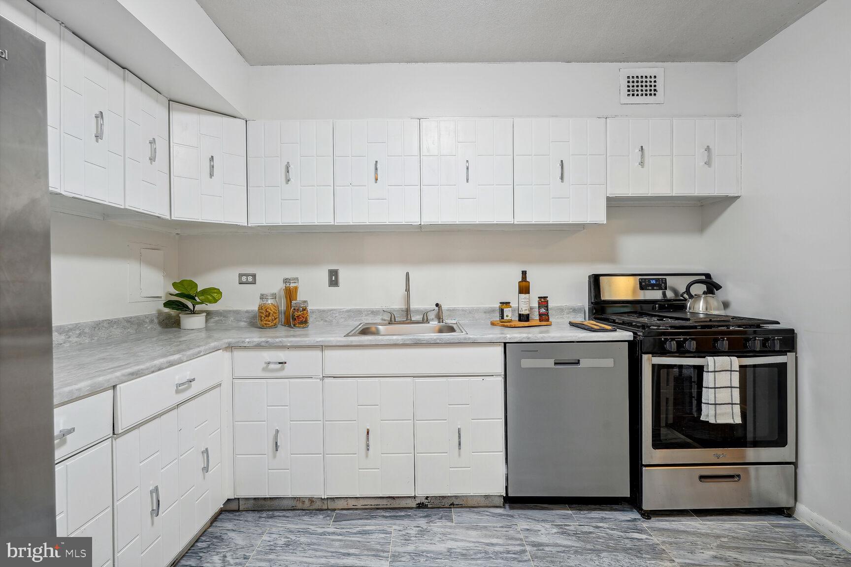 700 7th Street Southwest, Unit 732 Washington, DC 20024 - Photo 6 of 27 Recently remodeled kitchen