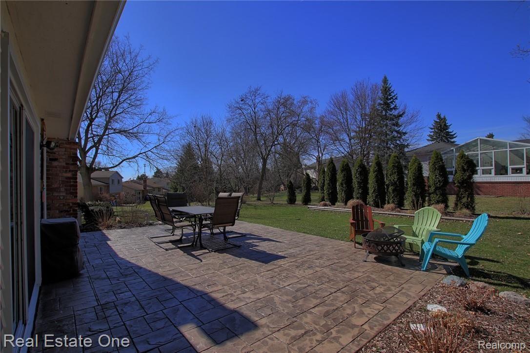 1665 Dennett Lane Rochester, MI 48307 - Photo 25 of 31 Beautifully landscaped