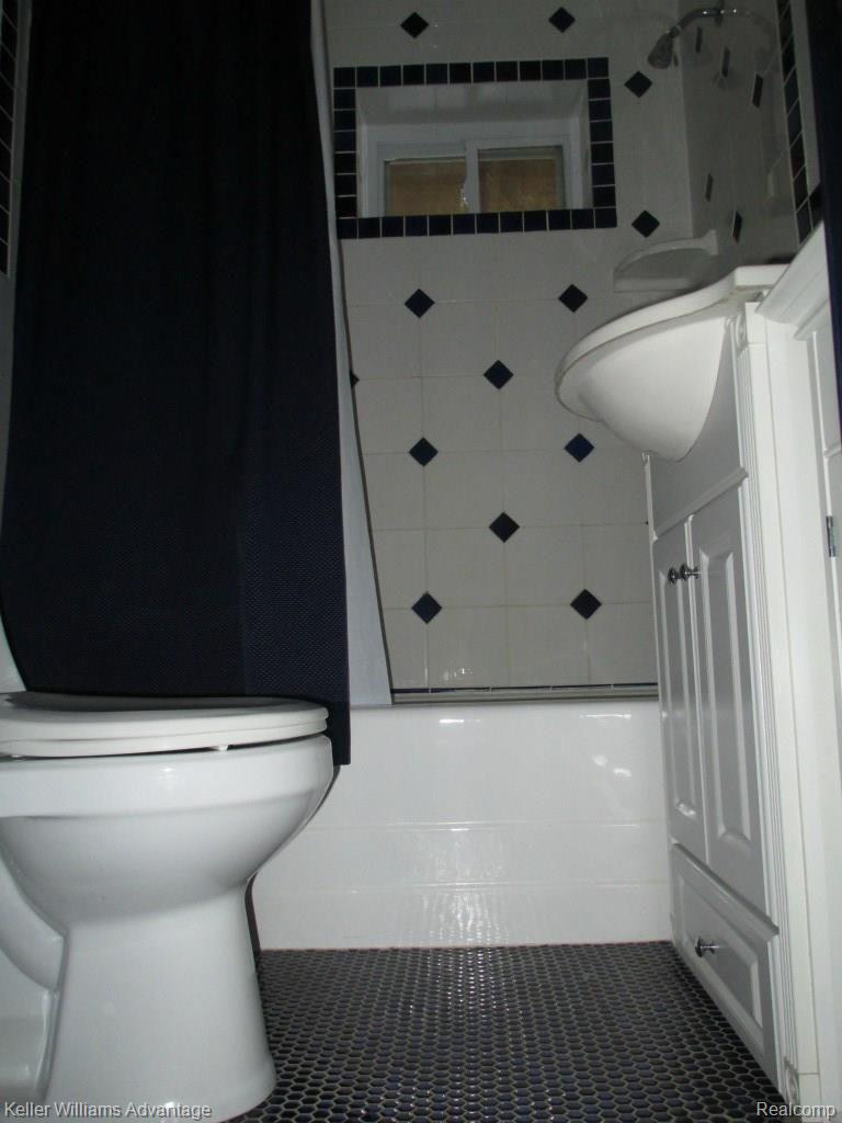 18251 Middlebelt Road Livonia, MI 48152 - Photo 30 of 36 IMG_0227.jpg