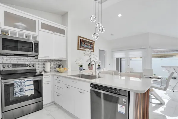 $3,900 | 11761 Northwest 12th Street, Pembroke Pines, FL 33026