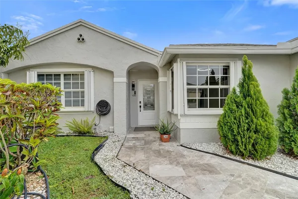 $3,900 | 11761 Northwest 12th Street, Pembroke Pines, FL 33026