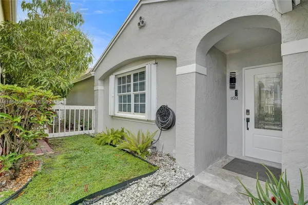 $3,900 | 11761 Northwest 12th Street, Pembroke Pines, FL 33026