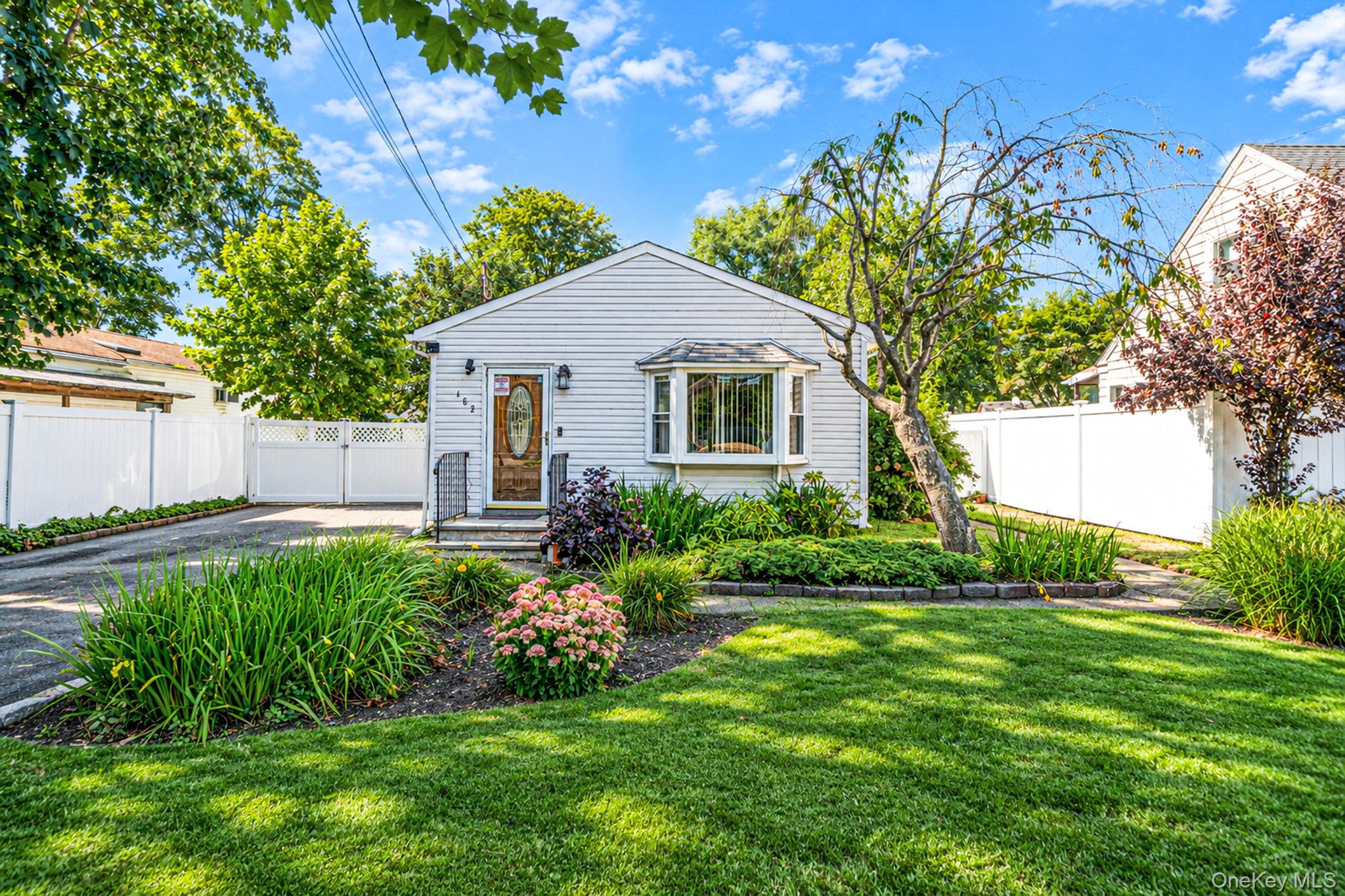 182 Commack Road Deer Park, NY 11729 - Photo 8 of 30 Gallery Image 8