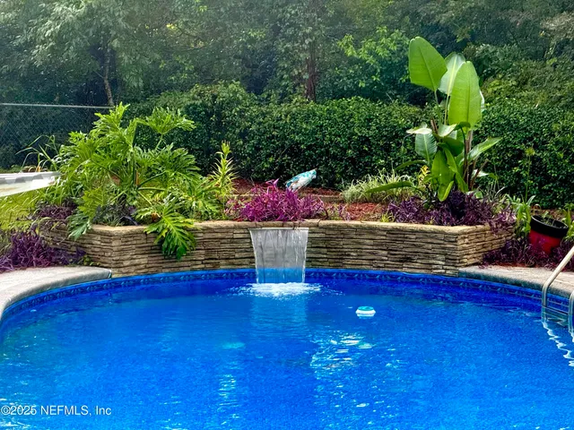 a view of a backyard