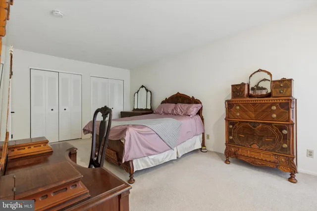 a bedroom with a bed and a machine