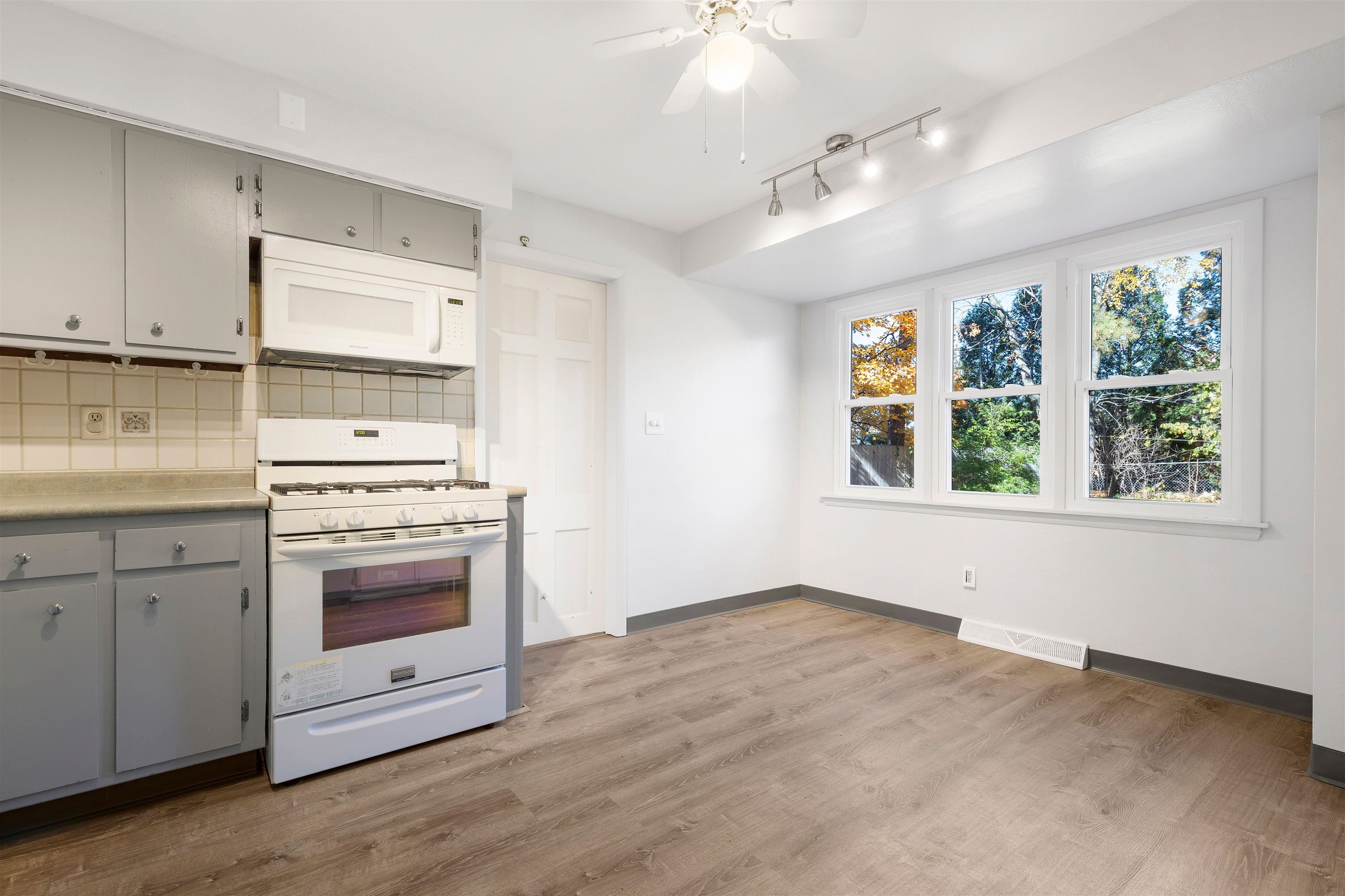 4962 Braewild Road Rockford, IL 61107 - Photo 6 of 20 a kitchen with a stove oven and a window