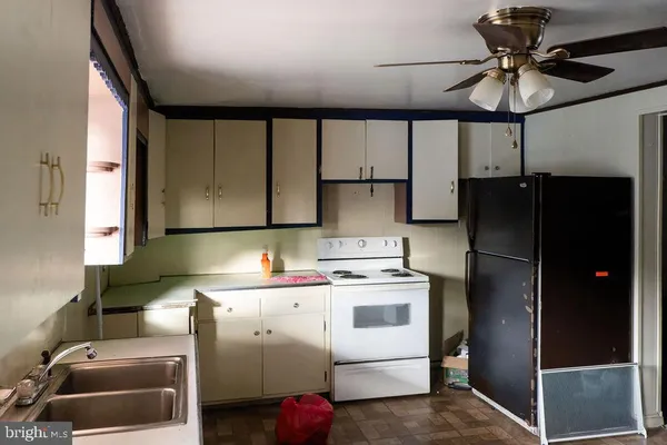 a view of a workspace with furniture