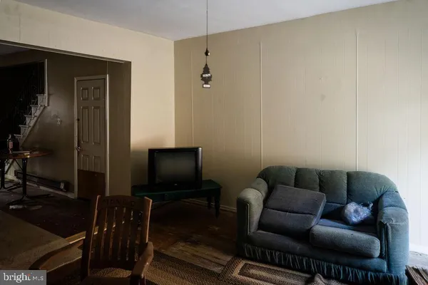 a view of empty room with window