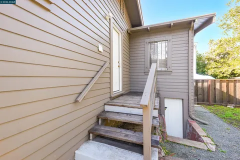 $699,999 | 2596 MacArthur Boulevard, Oakland, CA 94602