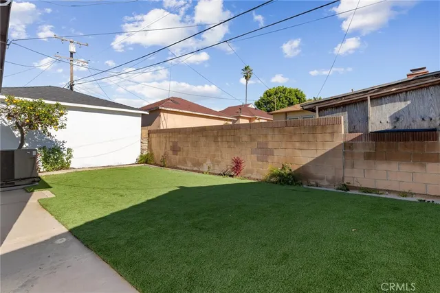 a view of a back yard of the house