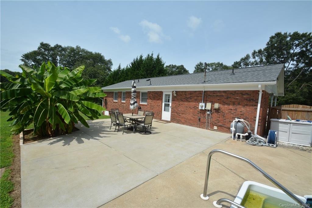 323 Pinkney Road Dallas, NC 28034 - Photo 4 of 36 Gallery Image 4