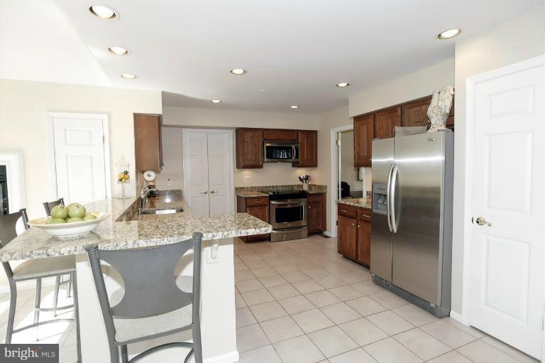 13404 Briar Path Lane Silver Spring, MD 20906 - Photo 29 of 30 Breakfast Bar