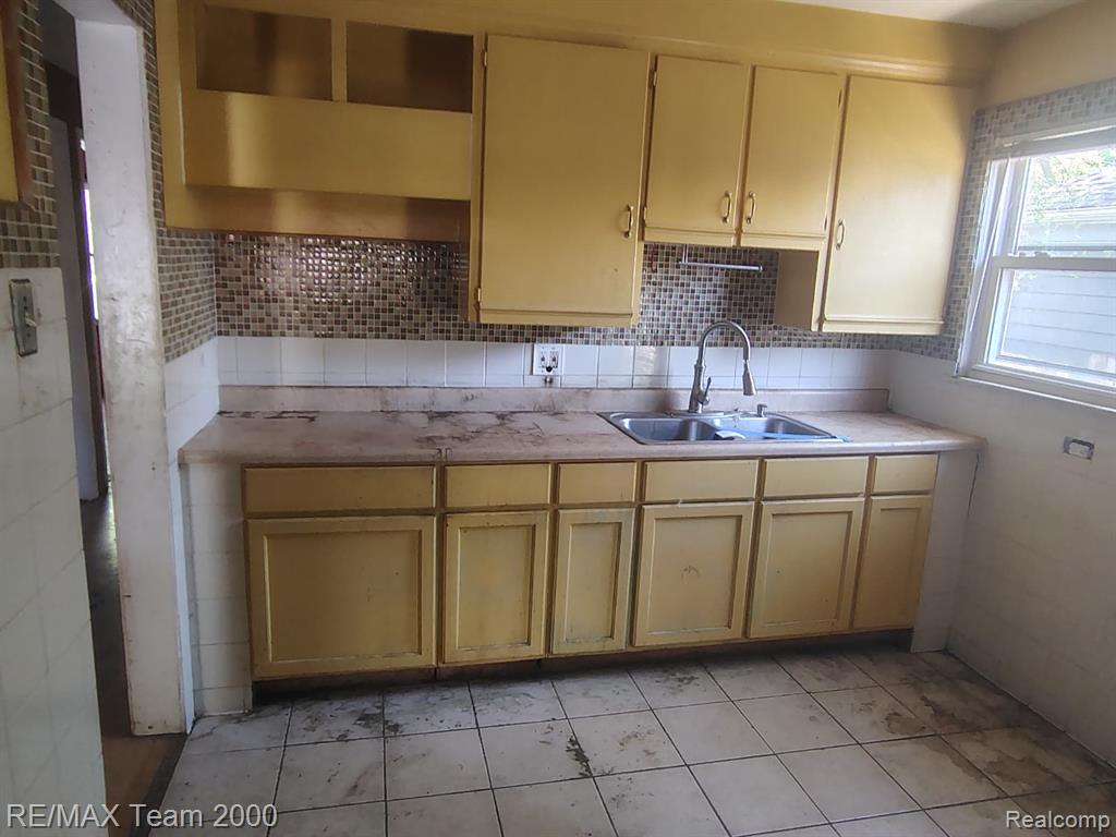 24806 Frisbee Street Detroit, MI 48219 - Photo 18 of 34