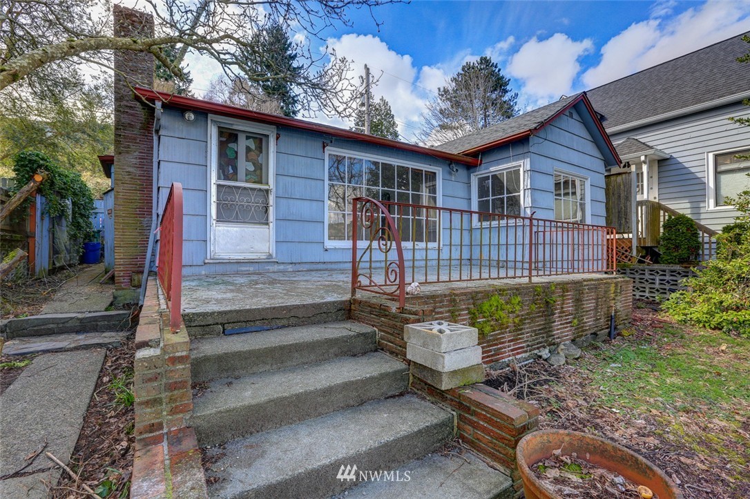 10640 Riviera Place Northeast Seattle, WA 98125 - Photo 2 of 22 Gallery Image 2