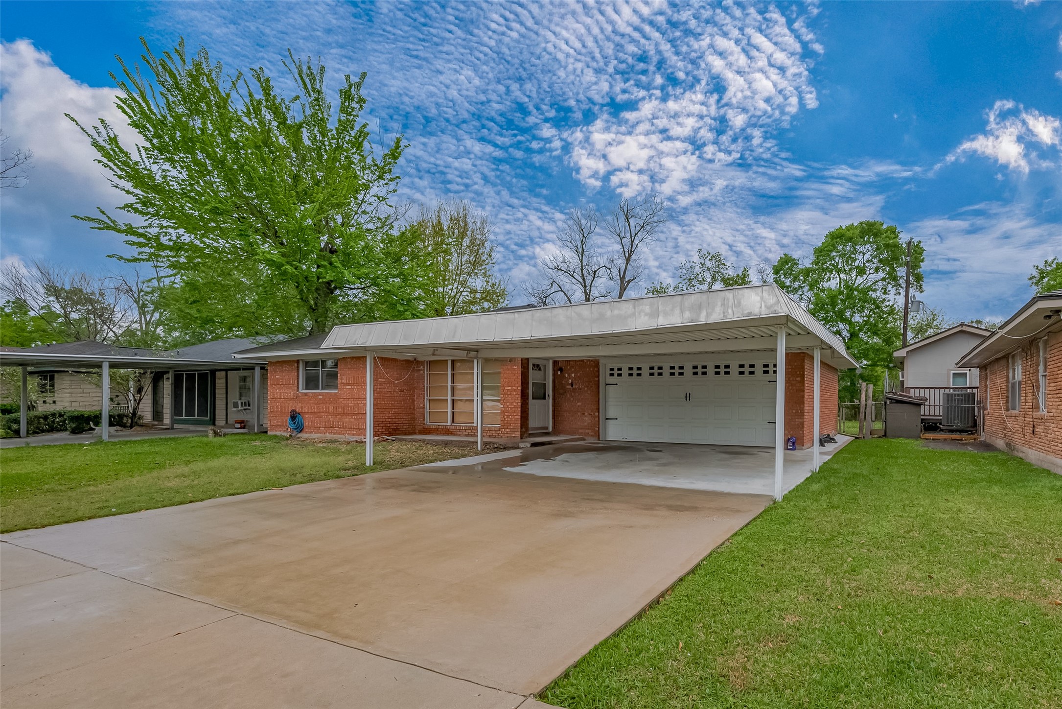 626 Shawnee Street Houston, TX 77034 - Photo 14 of 16 front view of a house with a yard