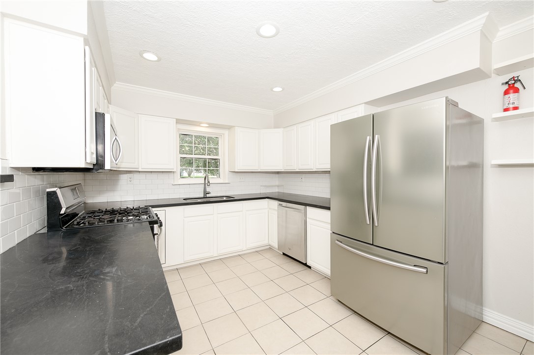 709 Inwood Drive Bryan, TX 77802 - Photo 10 of 23 Kitchen