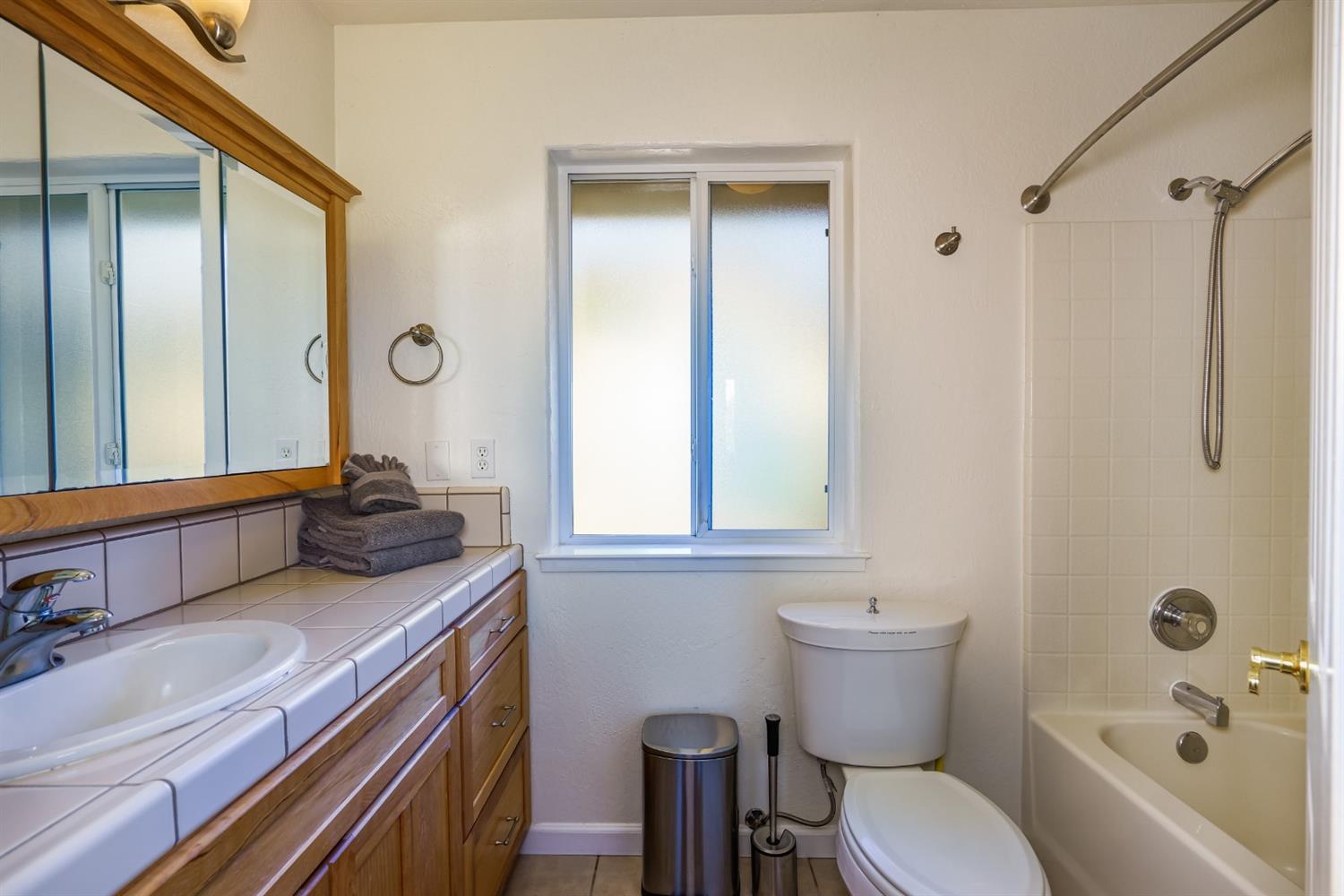 4536 Usona Road Mariposa, CA 95338 - Photo 15 of 54 Master bath. On the small side, but has everything you need. :)