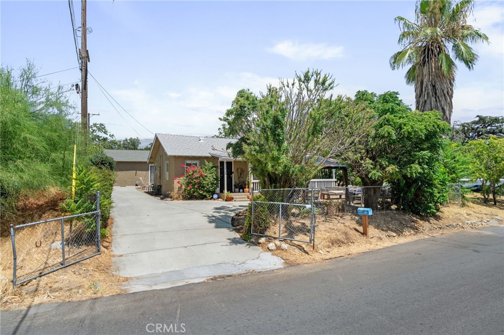 957 East George Street Banning, CA 92220 - Photo 2 of 44