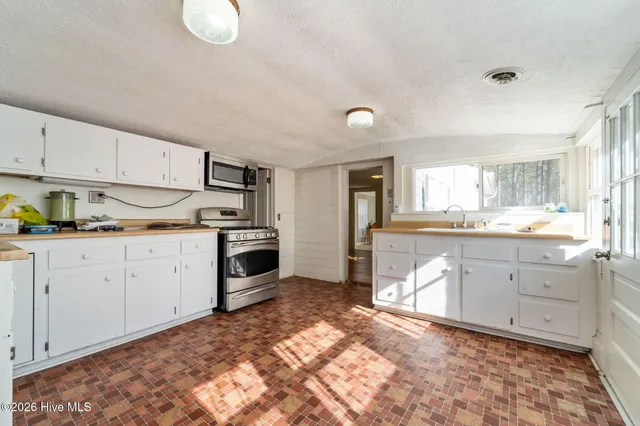 $695,000 | 376 Foxfire Road, Aberdeen, NC 28315