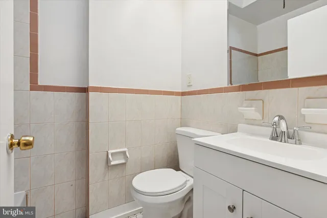 a bathroom with a bathtub and toilet