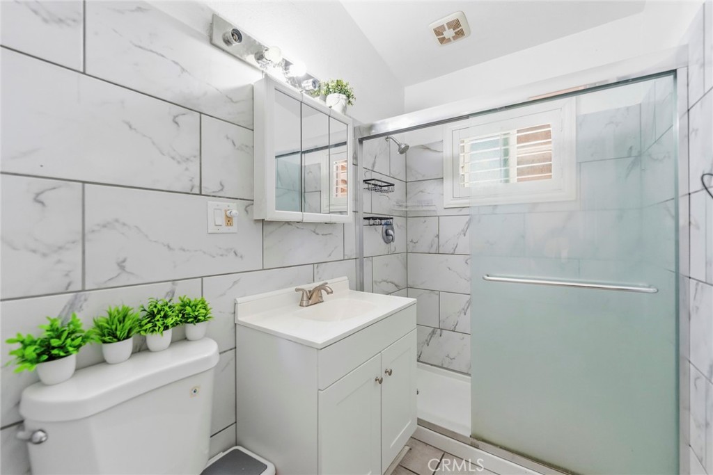 10363 Wagner Way Riverside, CA 92505 - Photo 14 of 26 a bathroom with a sink toilet and shower