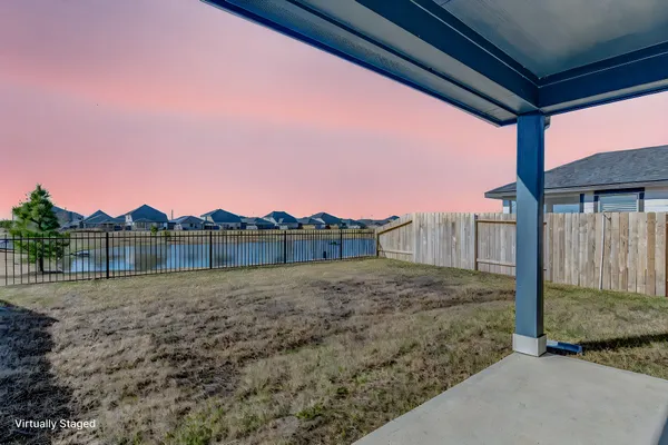 a view of a backyard