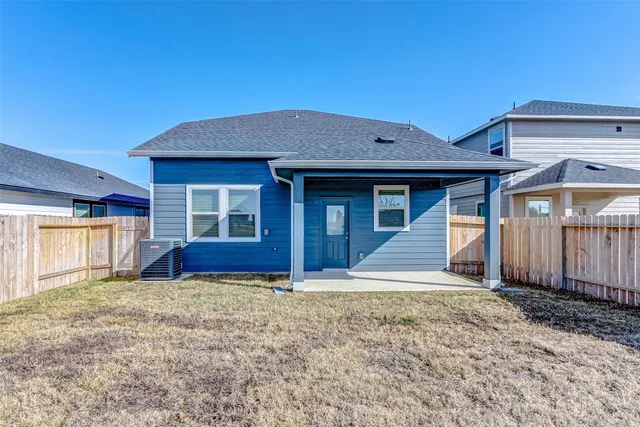 a view of front of a house with a yard