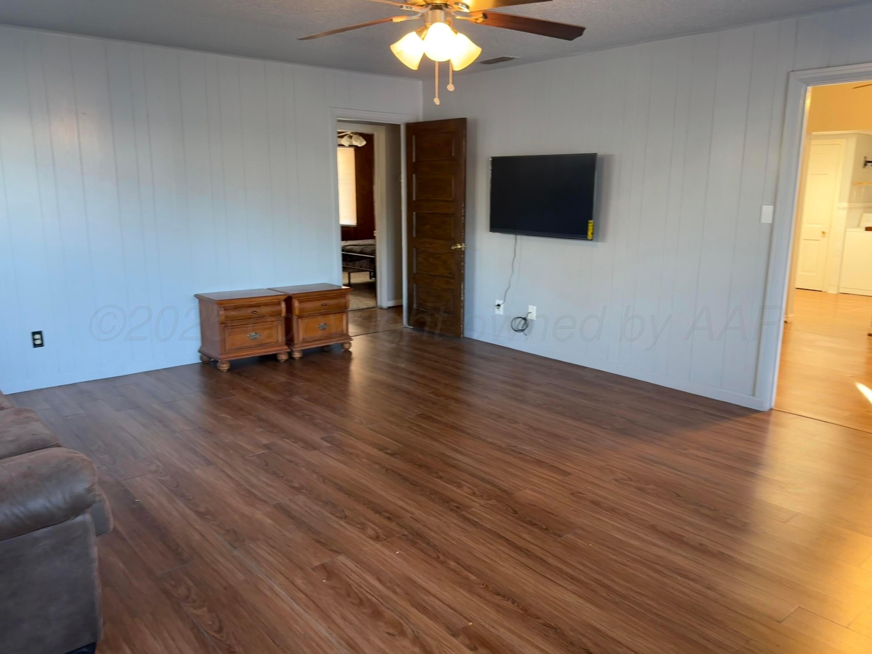 1405 Jennings Street Borger, TX 79007 - Photo 3 of 10 a view of a livingroom with furniture