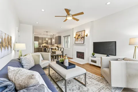 $750,000 | 1330 West Hubbard Street, Unit 2, Chicago, IL 60642