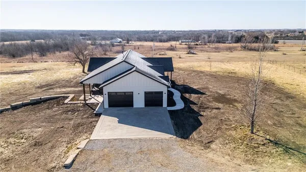 $699,999 | 7406 Southwest Docking Road, Auburn, KS 66402