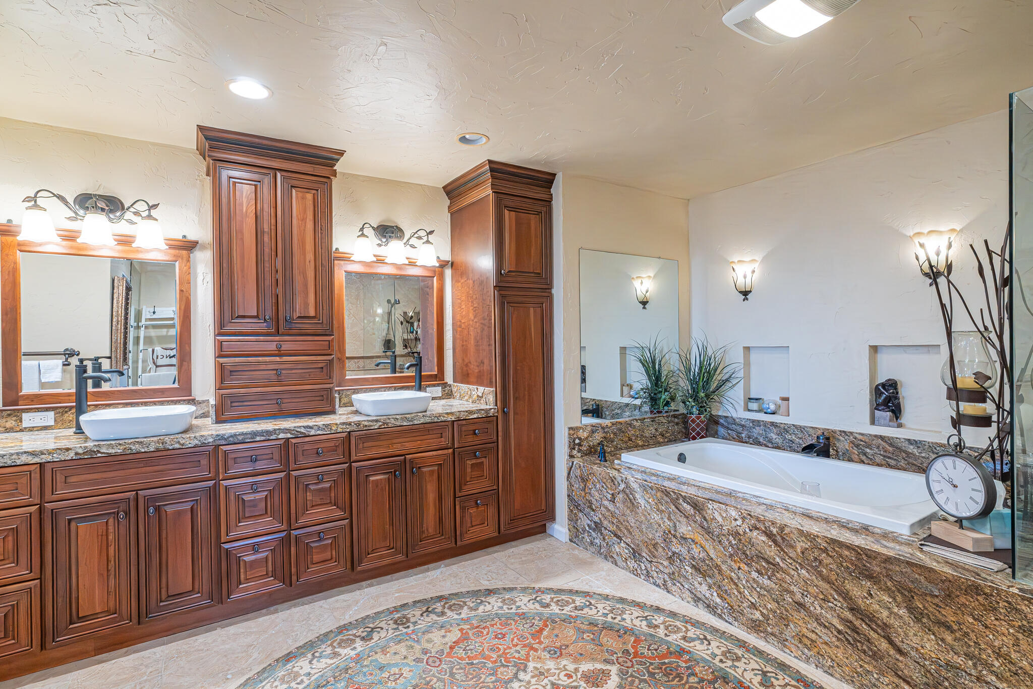 79815 Horseshoe Road La Quinta, CA 92253 - Photo 18 of 33 a spacious bathroom with double vanity and a mirror