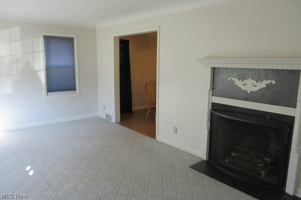 1195 Dorsh Road Cleveland, OH 44121 - Photo 11 of 21 Nice Size Living Room
