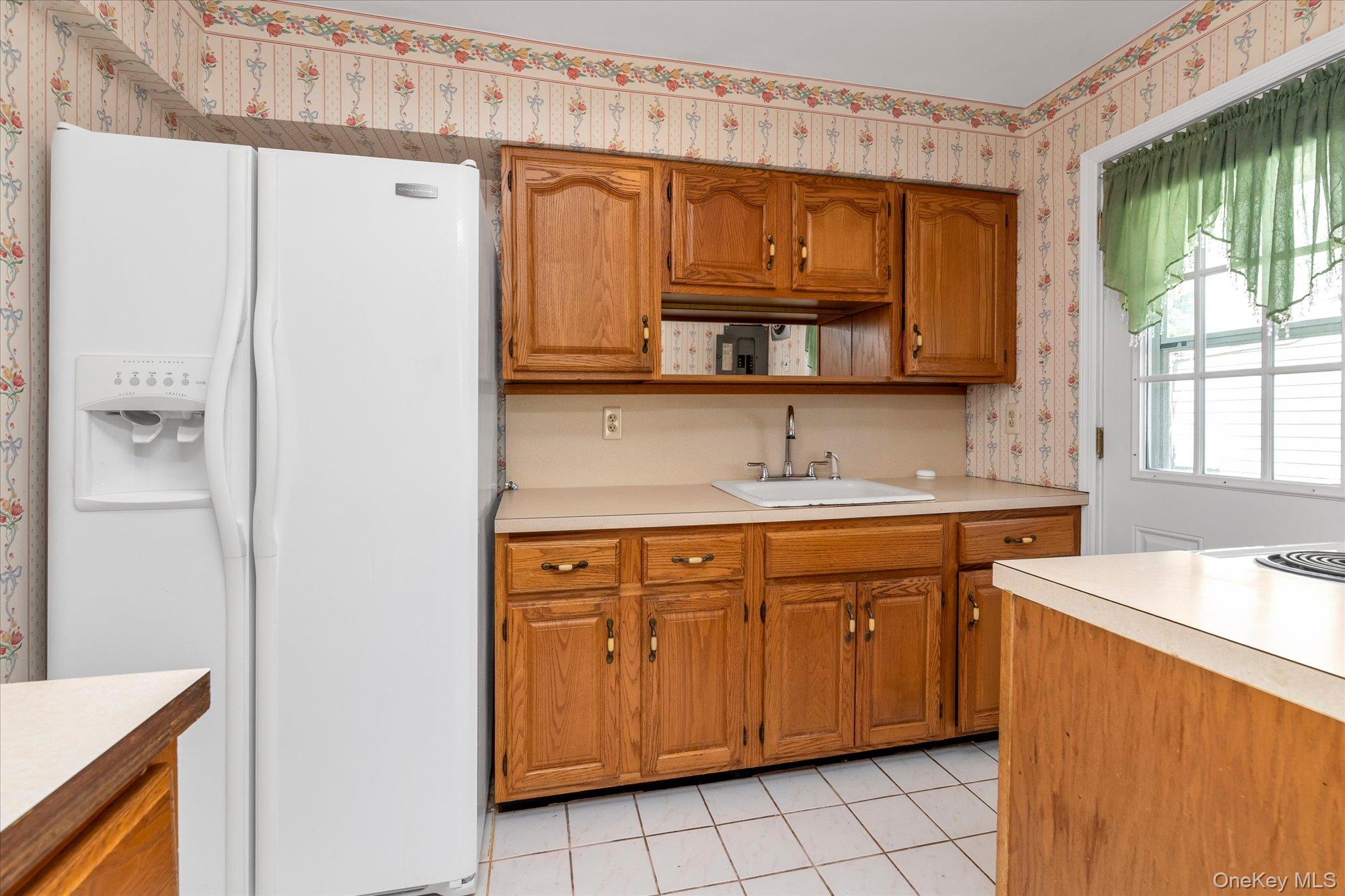 2484 Lindy Road Westbury, NY 11590 - Photo 6 of 20