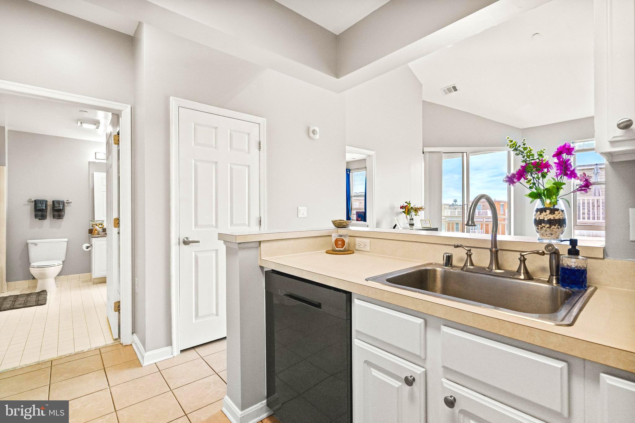 23 Pierside Drive, Unit 410 Baltimore, MD 21230 - Photo 7 of 18 Well equipped Kitchen