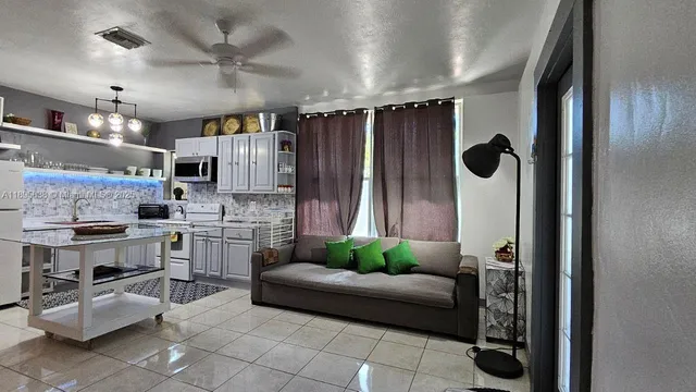 $3,995 | 4201 Southwest 60th Place, Unit 2, South Miami, FL 33155