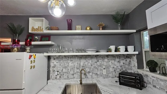 $3,995 | 4201 Southwest 60th Place, Unit 2, South Miami, FL 33155