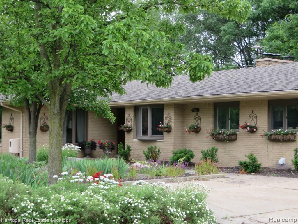 330 North Eager Road Howell, MI 48843 - Photo 4 of 47 IMG_1498.jpg