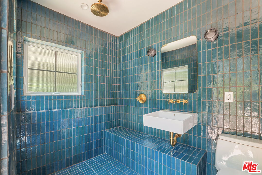 2015 Nichols Canyon Road Los Angeles, CA 90046 - Photo 23 of 27 a bathroom with a sink a toilet and shower