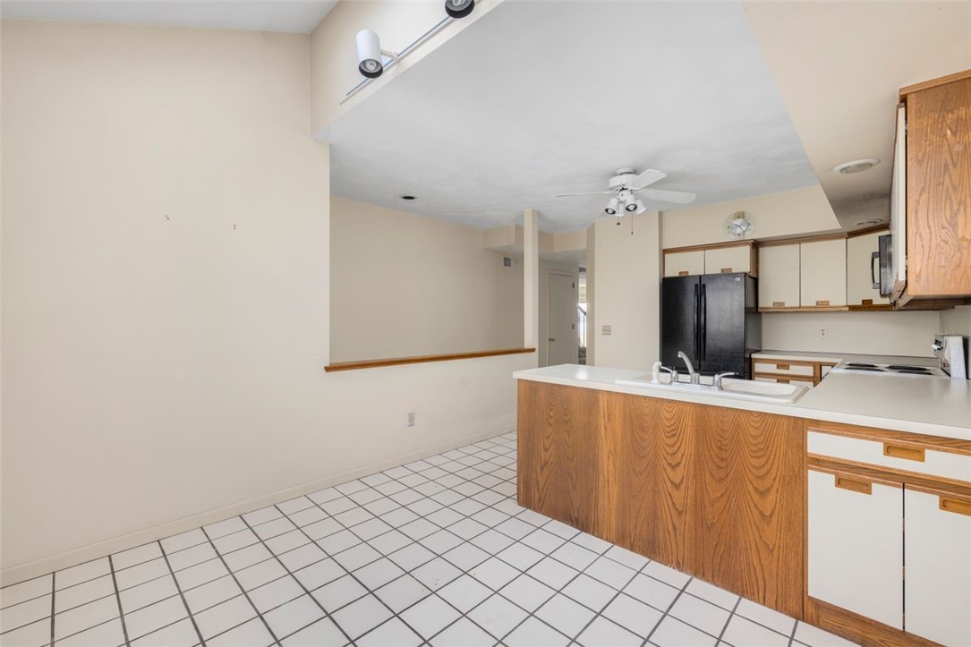 4496 Post Road, Unit 3 Warwick, RI 02818 - Photo 19 of 44 Eat in kitchen