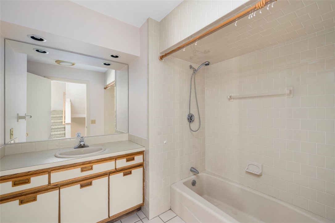 4496 Post Road, Unit 3 Warwick, RI 02818 - Photo 24 of 44 Full bath shower and tub