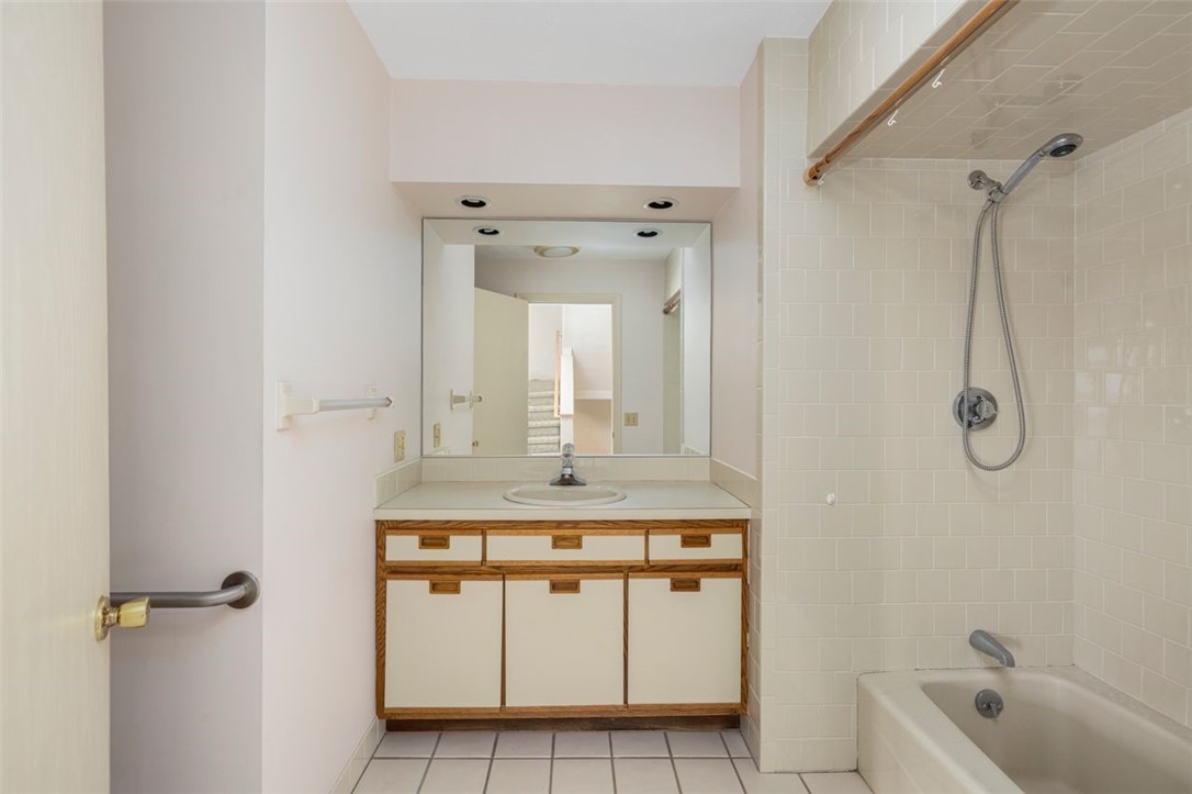 4496 Post Road, Unit 3 Warwick, RI 02818 - Photo 25 of 44 Full bath shower and tub