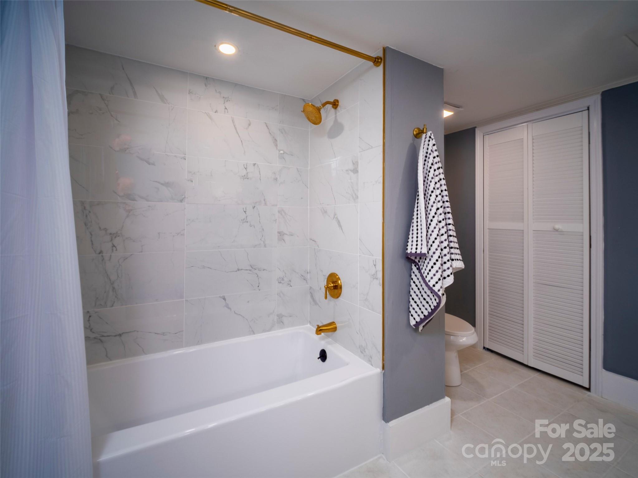 525 West 2nd Avenue Gastonia, NC 28052 - Photo 23 of 39 a bathroom with a bathtub and a shower