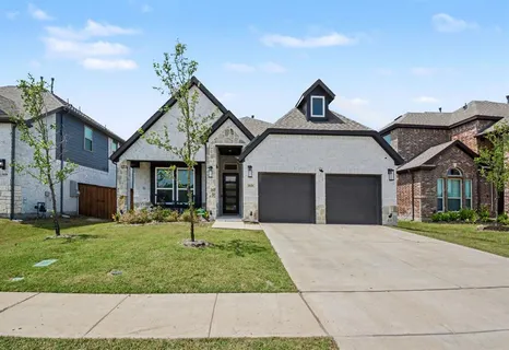 a front view of house with yard