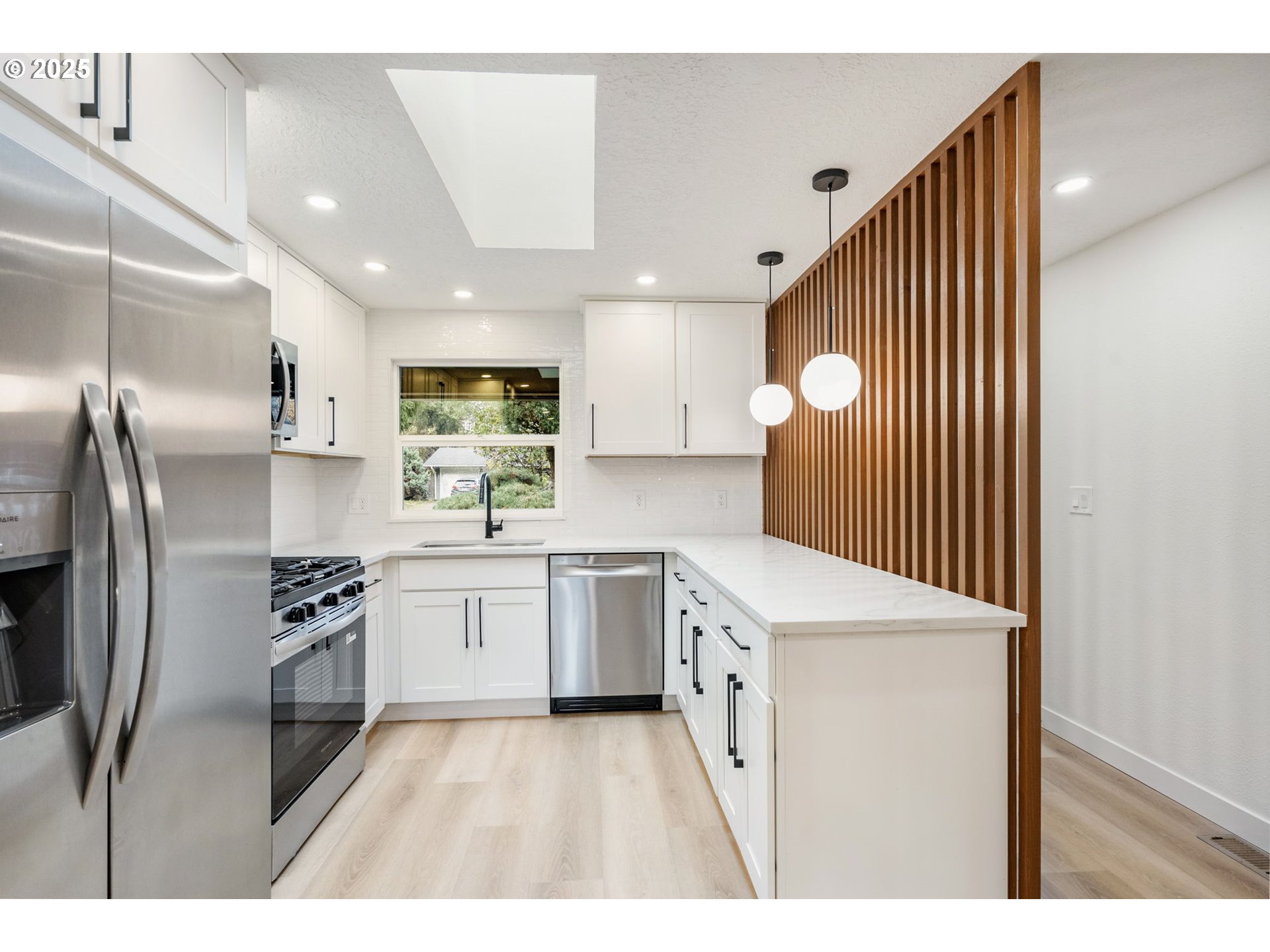 6050 Southwest Fernbrook Street Lake Oswego, OR 97035 - Photo 9 of 48