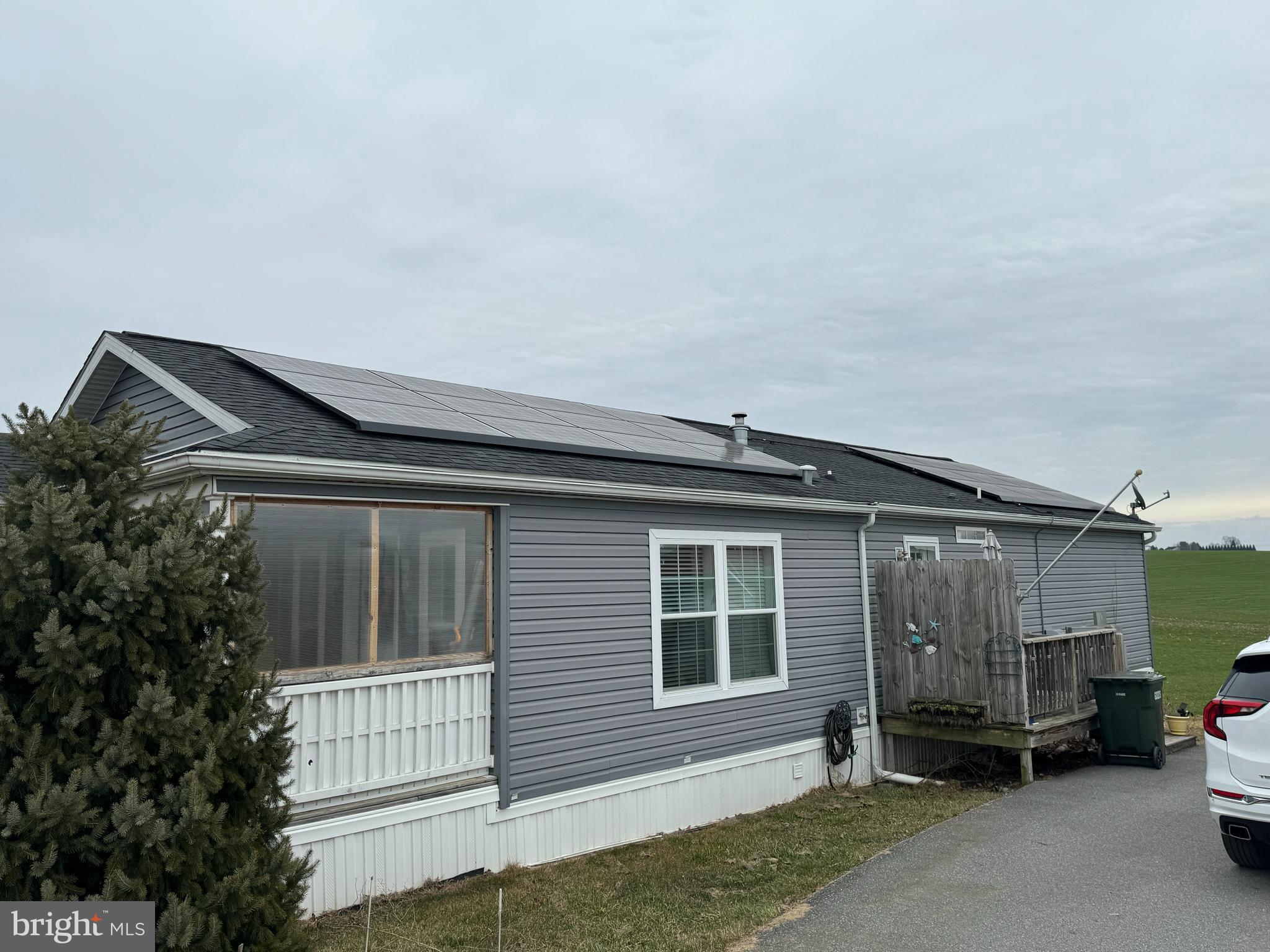 200 West Burkholder Drive Lititz, PA 17543 - Photo 4 of 38 Right side at driveway