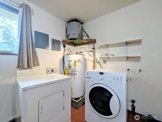 a view of a house with backyard and trees